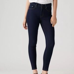 Levi’s 721 High Rise Skinny in Dark Blue Rinse Wash Size 27